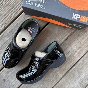 Dansko Black Patent XP 2.0 Clog 41 10.5